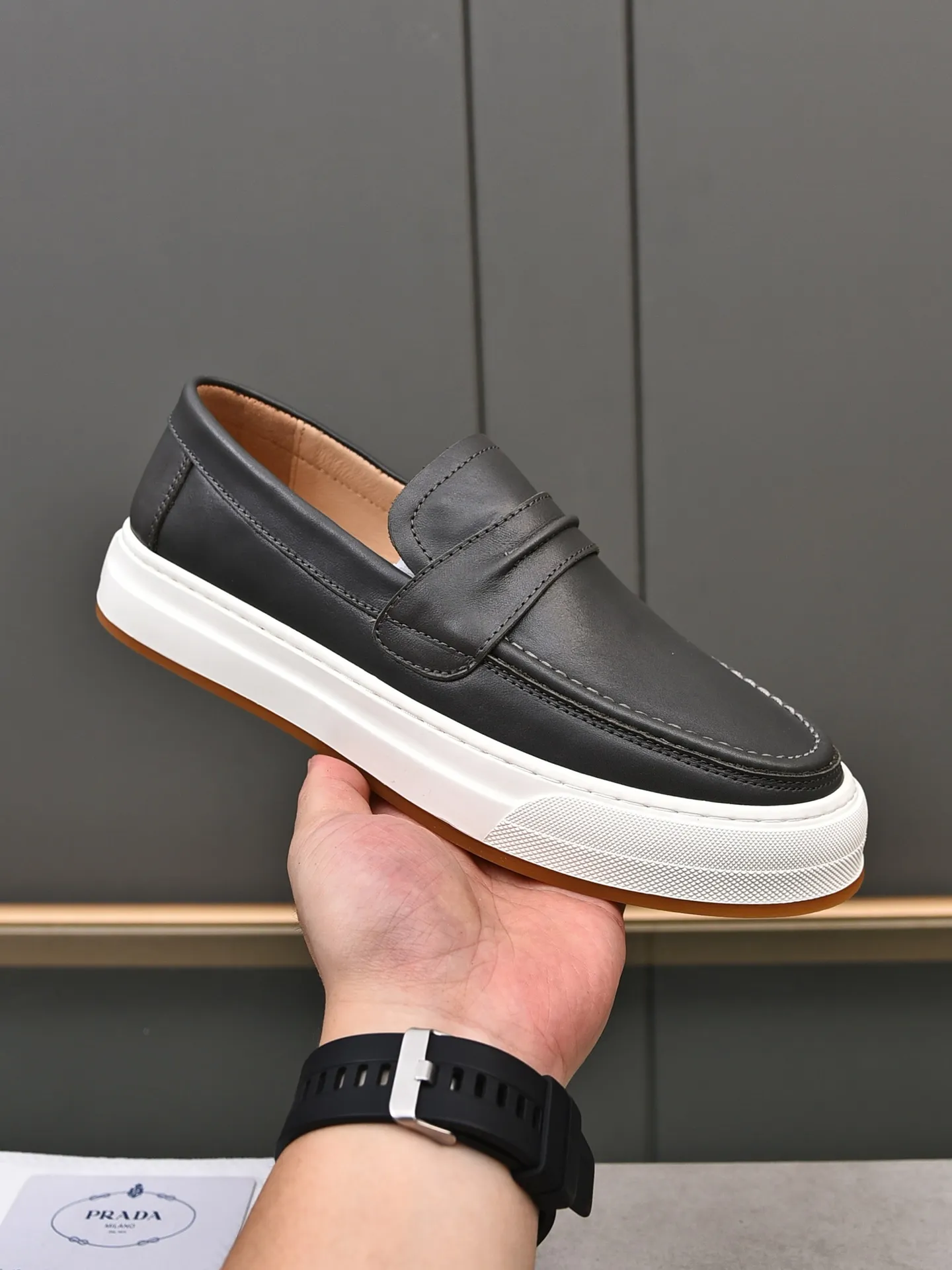 👟👟👟Men's Men's Shoes💰P440 [Top Cowhide]🆕🔥New Updates🔥👟PRADA (Prada) new products are released, imported soft cowhide, fashionable to allow air to penetrate the entire shoe, Niu B's shoes [strong] bring an extremely comfortable and breathable feeling! Beautiful inside and out! Exquisite workmanship, top-grade cowhide material, 😌Size: 38~44, single color choice.